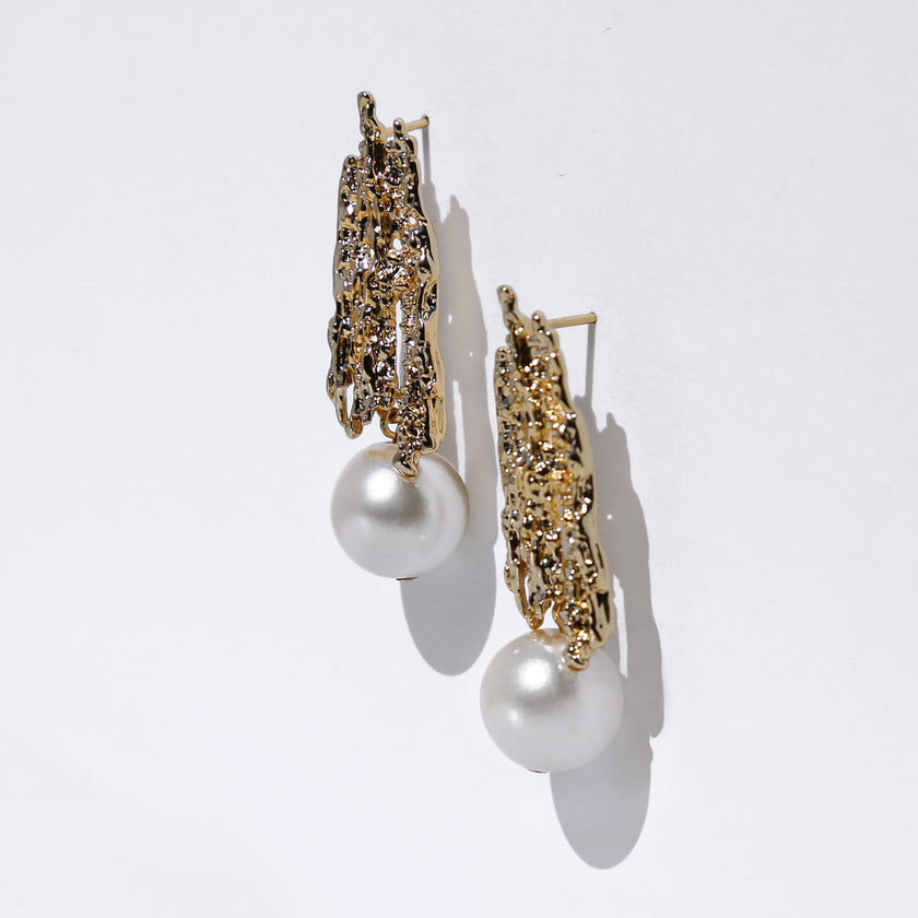 GOLD TREE BARK POST PEARL DROP EARRINGS.