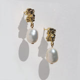 Crushed gold stud pearl earrings.