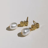 Crushed gold stud pearl earrings.