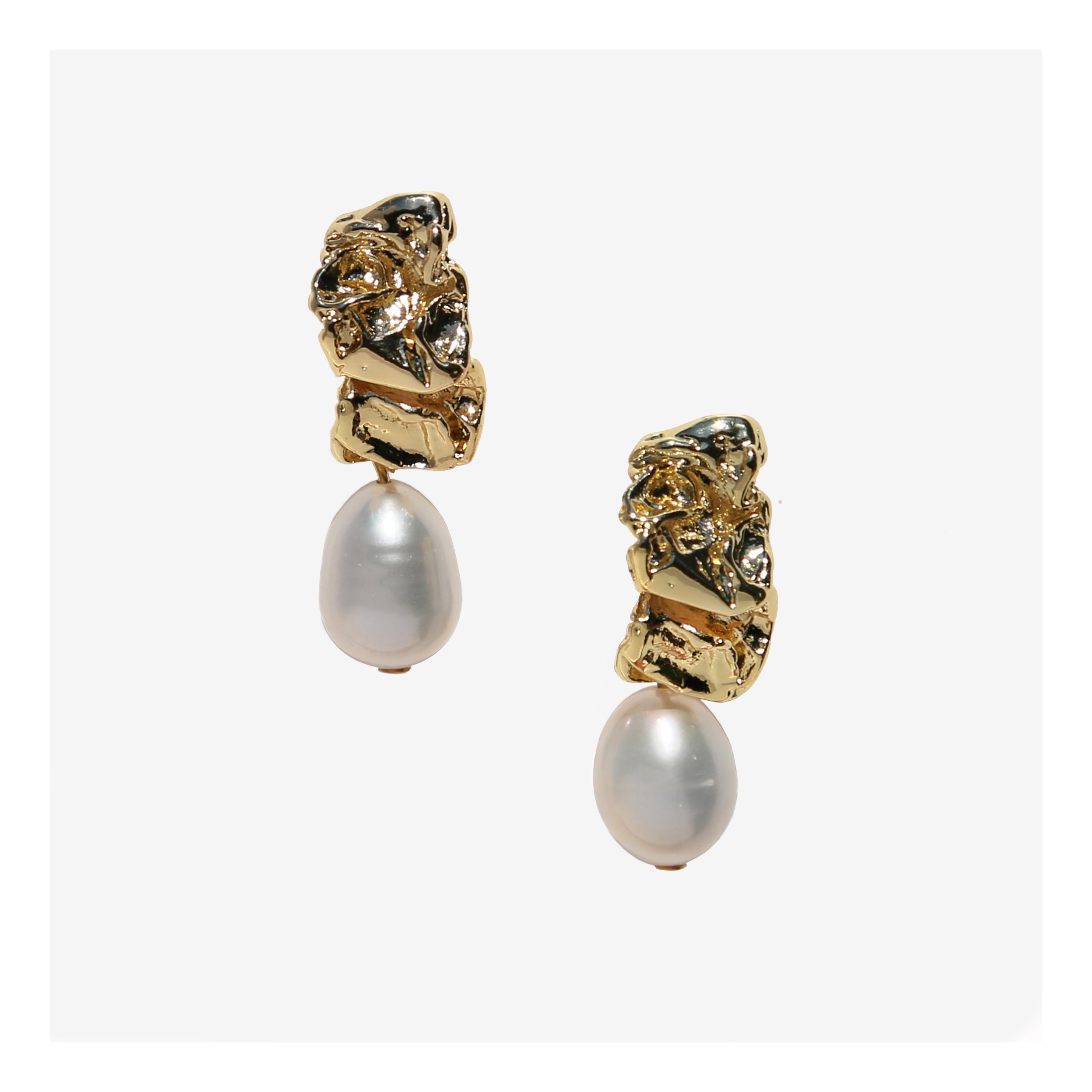 Gold crushed metal stud and pearl drop earring.