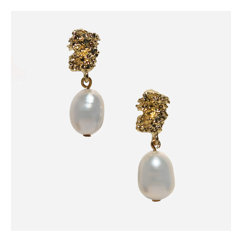 Crushed gold stud pearl earrings.