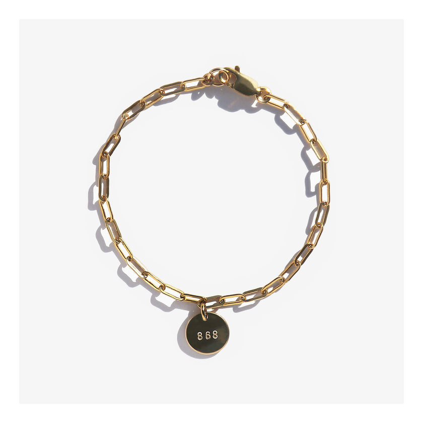 Paperclip chain bracelet with initial pendant.